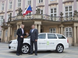 Elektrická Octavia jezdí na Pražském hradě