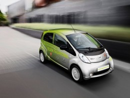 Elektromobil Peugeot iOn vyr�� z m�sta
