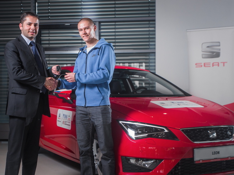 Pavel Maslák převzal klíčky od nového Leonu SC FR