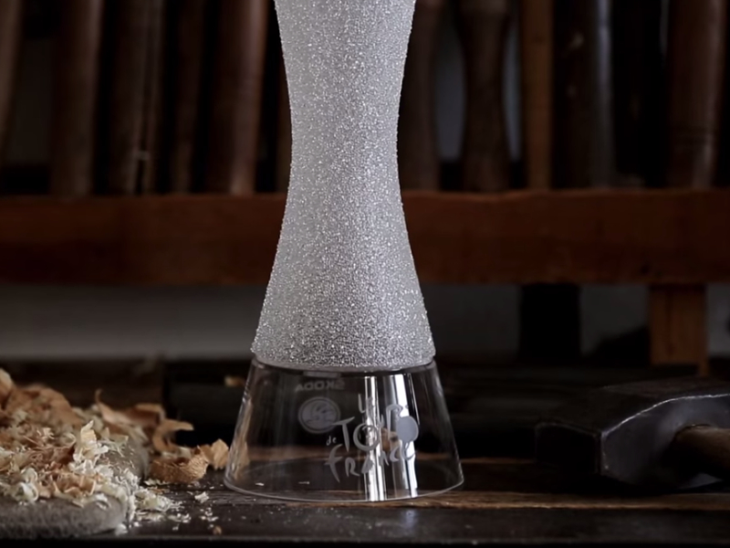 Video: Výroba trofeje pro vítěze Tour de France - drobné krystalky jsou ručně zasazovány do povrchu poháru.