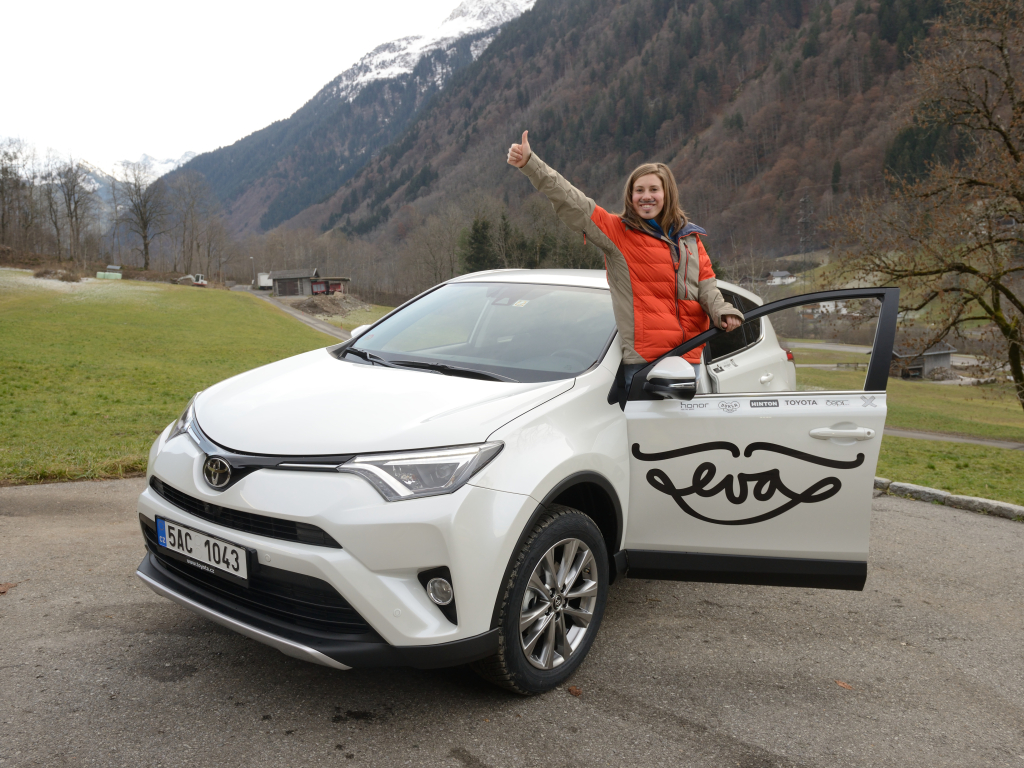 Snowboardkrosařka Eva Samková řídí Toyotu RAV4