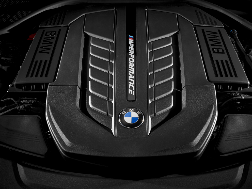 BMW er7 V12 engine