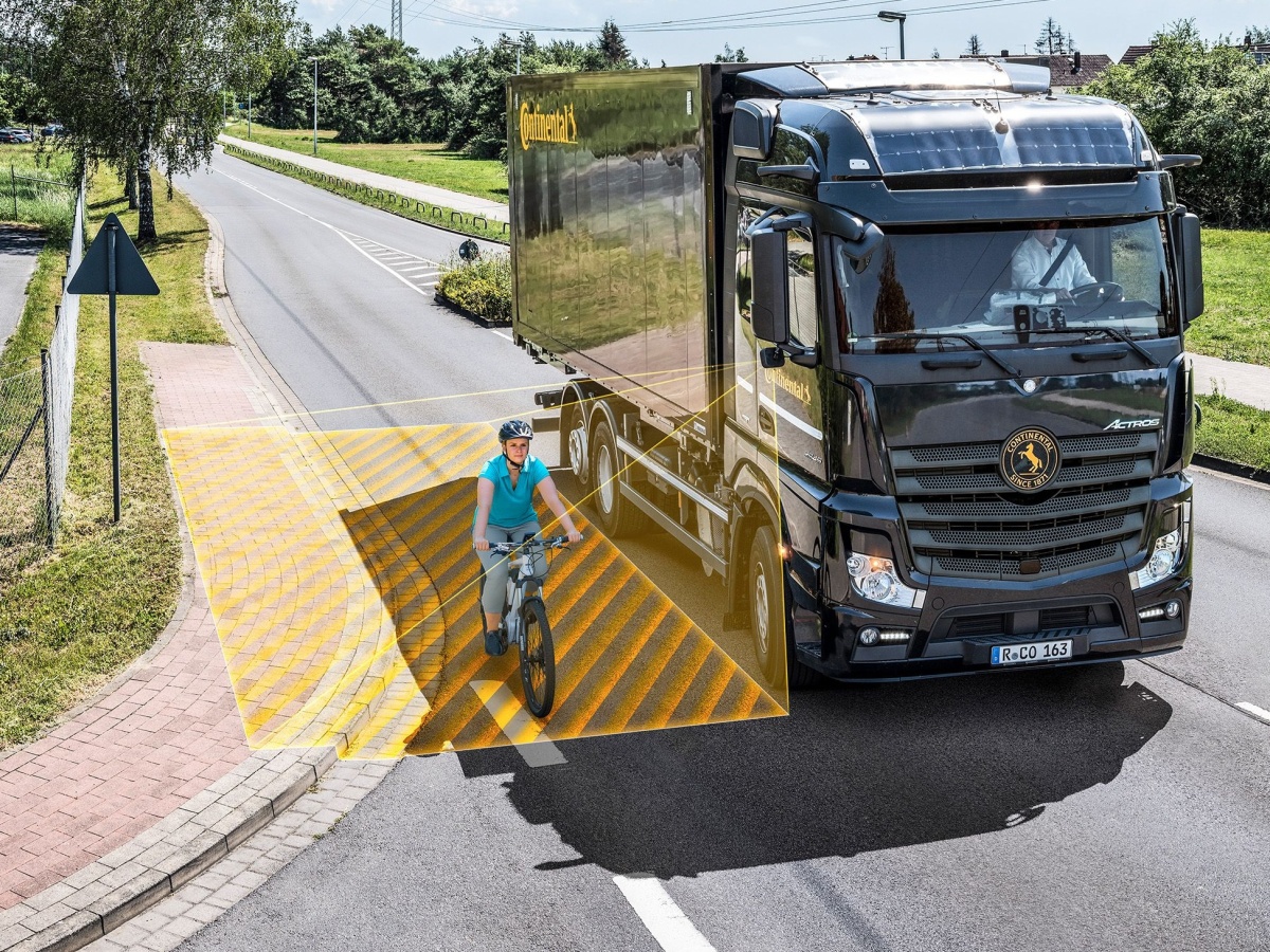 Asistent odbočování pro nákladní automobily chrání chodce a cyklisty
