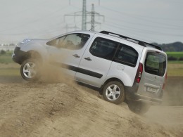 Užitkové Peugeoty 4x4 Dangel v terénu (+video)