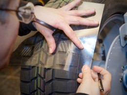Continental představil ručně vyřezávané pneumatiky