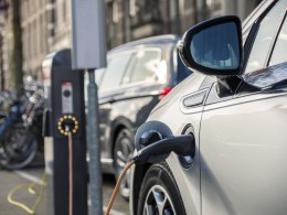 Budou elektromobily vozidly budoucnosti? Zelená stopa a dostupnost dobíjejících stanic mluví v jejích prospěch