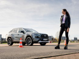 Kristiina Mäki jezdí hybridní Toyotou Corollou TS