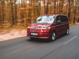 Nový Multivan přijíždí k českým prodejcům, milion nestačí