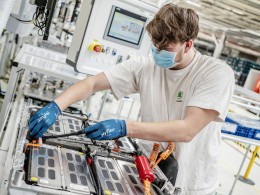 Po 39 dnech Škoda Auto dnes obnovuje výrobu aut a komponentů