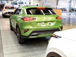 První vozy Kia XCeed už opouštějí brány slovenské továrny