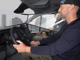 Ve Fordech Transit a Tourneo roušky nepotřebujete. Modrý ovál zavádí nové ochranné přepážky