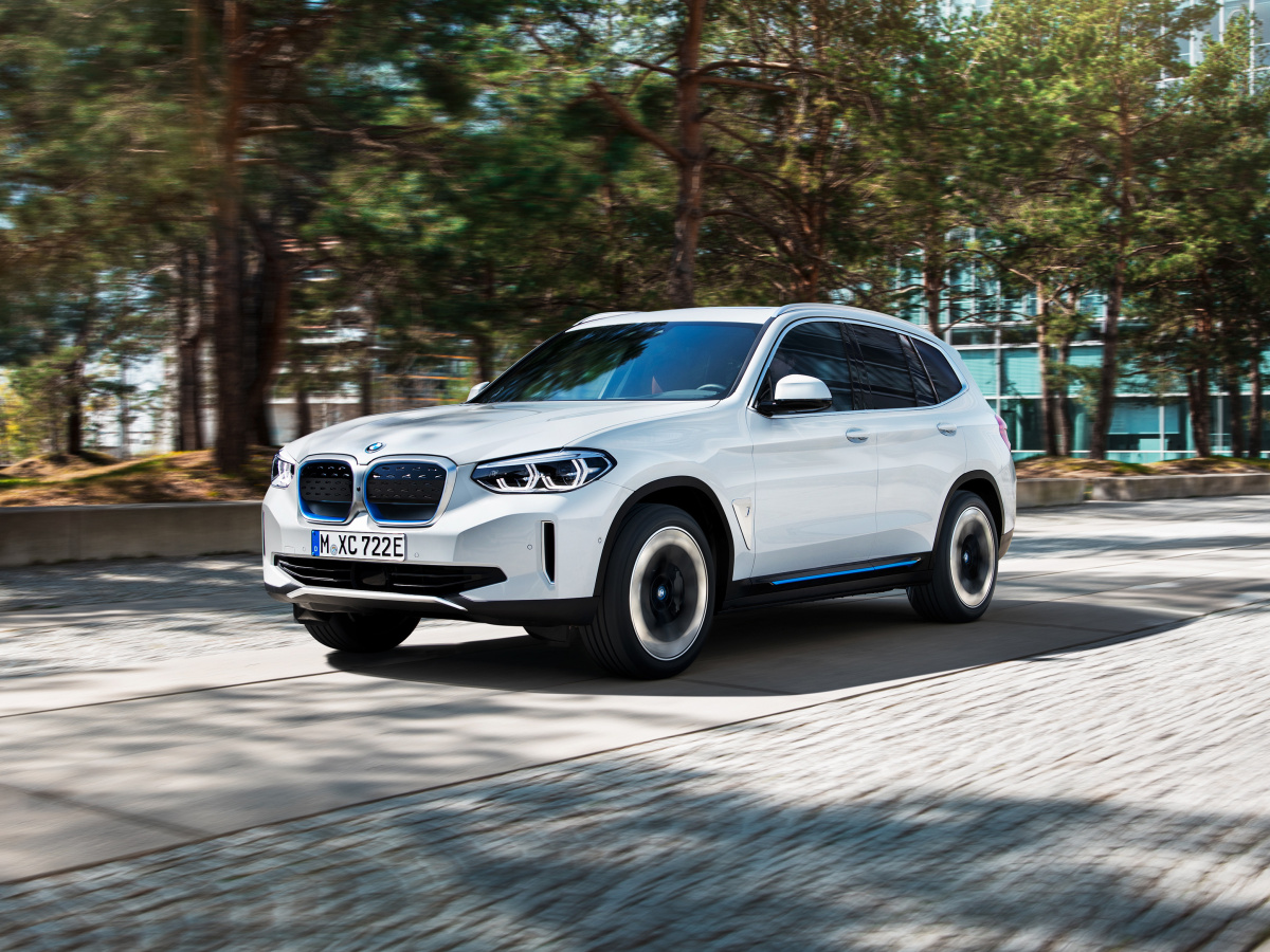 Elektromobil BMW iX3 objednáte od července s cenovkou od 1 859 000 Kč
