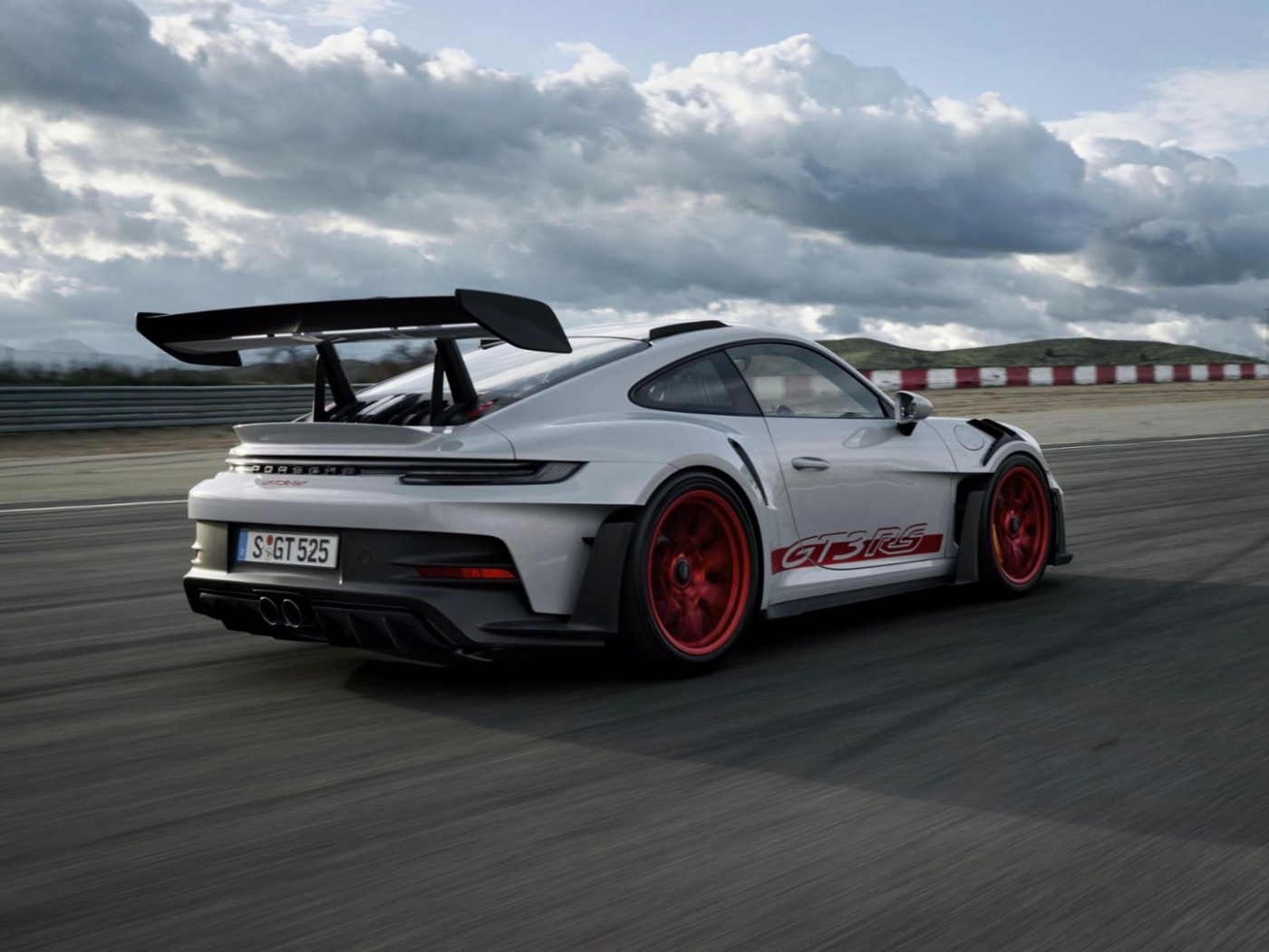 Nové Porsche 911 GT3 RS pohání atmosférický šestiválec o výkonu 525 koní