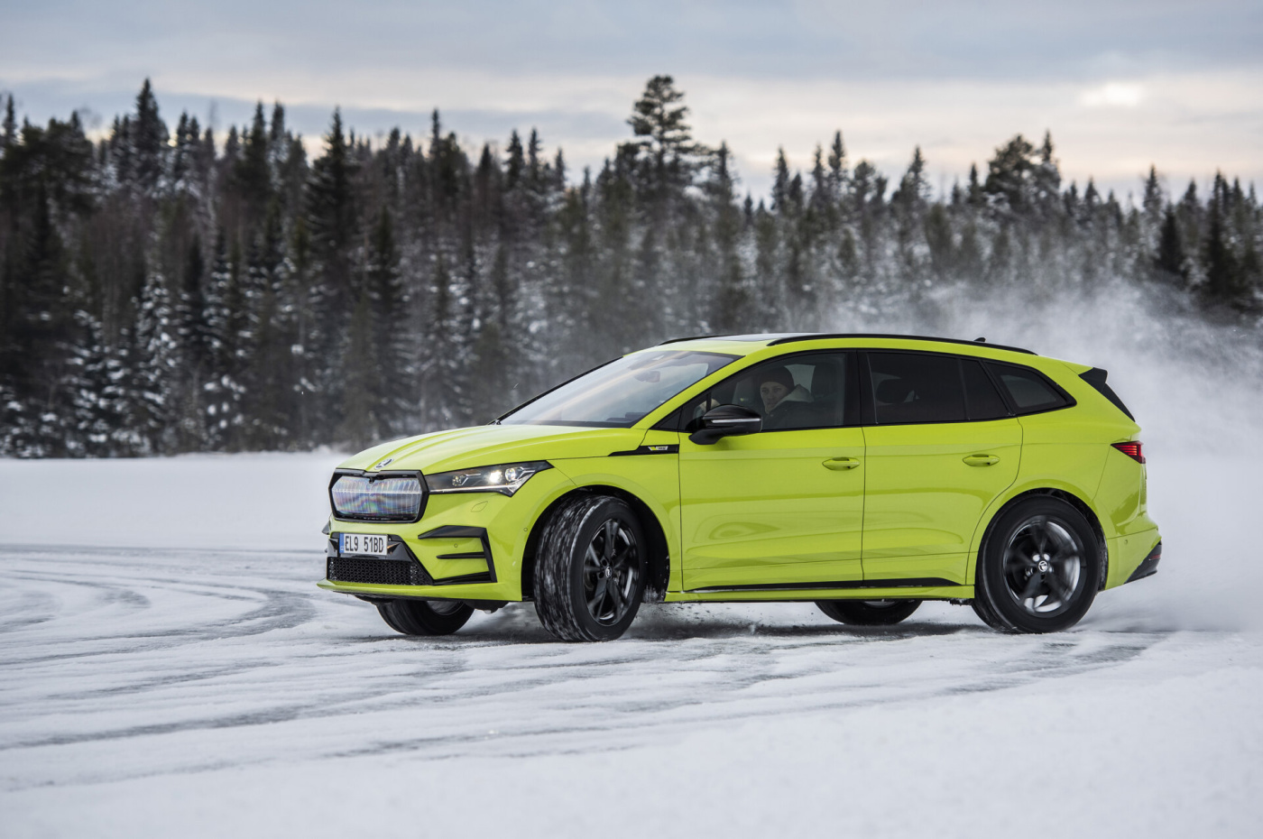 Škoda Enyaq RS iV na sněhu