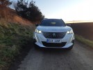 Fotografie k článku Test: Elektrický Peugeot e-2008 umí být plnohodnotným vozem, tedy kromě jedné maličkosti