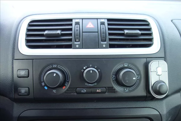 Škoda Fabia 1,4 i 63KW,ČR,2 MAJ.,ELEGANCE. - foto 20