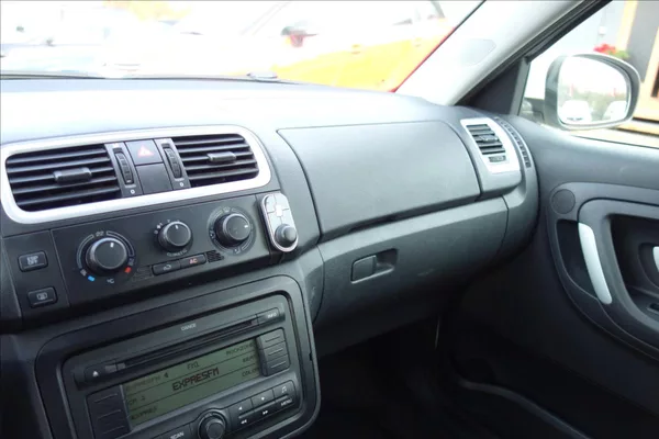 Škoda Fabia 1,4 i 63KW,ČR,2 MAJ.,ELEGANCE. - foto 27