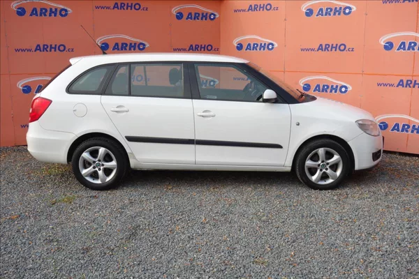 Škoda Fabia 1,4 i 63KW,ČR,2 MAJ.,ELEGANCE. - foto 8