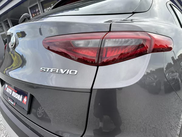 Alfa Romeo Stelvio 2,0T Q4 280PS 4x4 Automat - foto 10