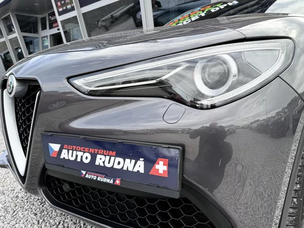 Alfa Romeo Stelvio 2,0T Q4 280PS 4x4 Automat - foto 3