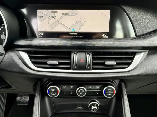 Alfa Romeo Stelvio 2,0T Q4 280PS 4x4 Automat - foto 31