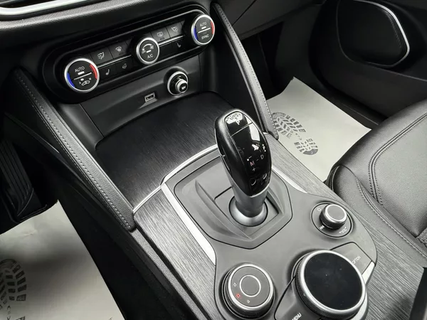 Alfa Romeo Stelvio 2,0T Q4 280PS 4x4 Automat - foto 34