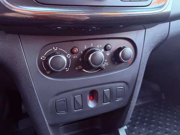 Dacia Logan 1.2 16V Arctica, ČR, Klimatiza - foto 19