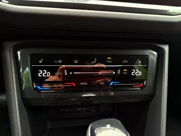 Volkswagen Tiguan 2.0 TDi Elegance DSG 4x4, ČR - foto 28