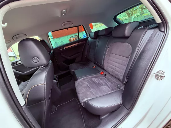 Škoda Superb 2.0 TDi Scout 4x4 DSG, ČR, 1.M - foto 14