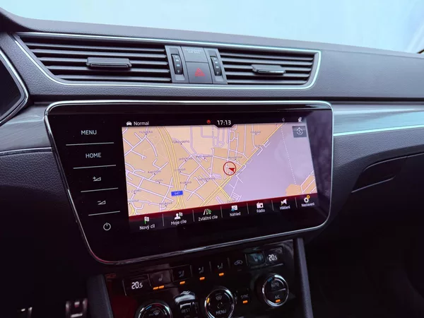 Škoda Superb 2.0 TDi Scout 4x4 DSG, ČR, 1.M - foto 26