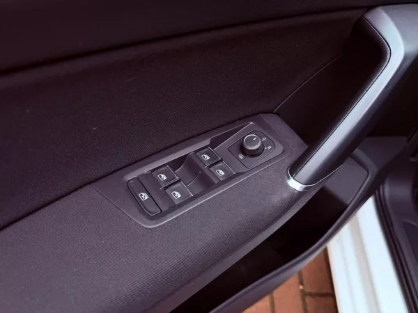 Volkswagen Touran 2.0 TDi Highline, ČR, 7 míst - foto 13