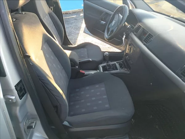 Opel Vectra 1,8 i 90KW - foto 8