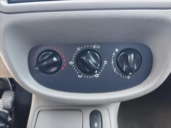 Renault Thalia 1,4 i 55KW - foto 14