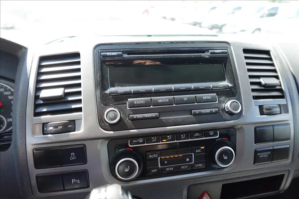 Volkswagen Caravelle 2,0 TDi L2H1 8MÍST KLIMA - foto 34