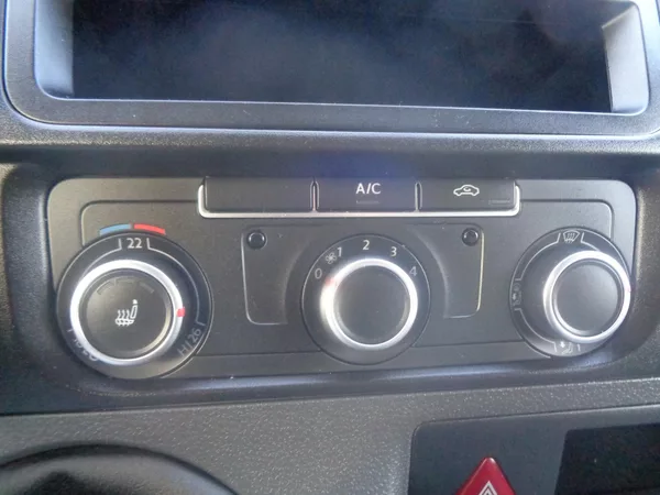 Volkswagen Transporter 2,0 TDI L2H1 KLIMA SERVISKA - foto 28