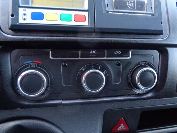 Volkswagen Transporter 2,0 TDI L1H1 KLIMA - foto 28