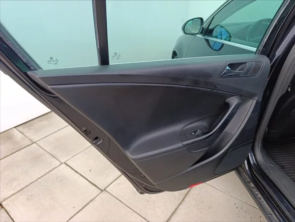 Volkswagen Passat 2,0 TDi Bi-xenon,Kůže,Tempomat - foto 19