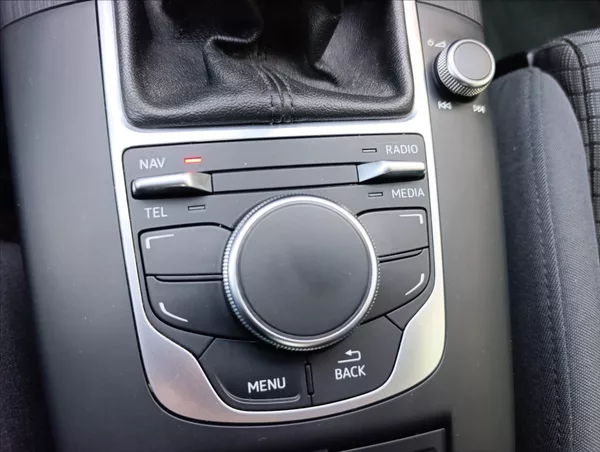 Audi A3 1,6 TDi Bi-xenon,Navi,Tempomat - foto 32