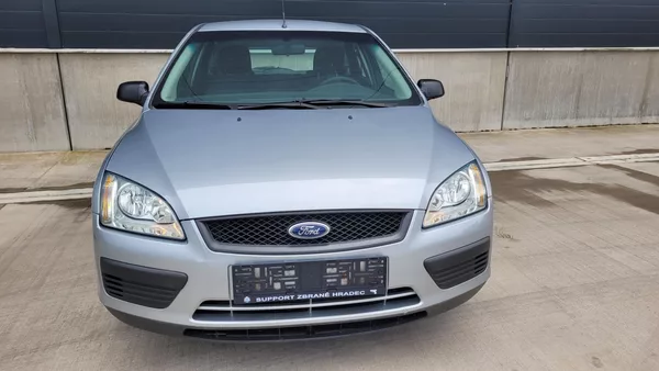 Ford Focus 1,4i 16v - foto 2