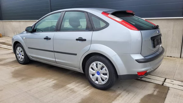 Ford Focus 1,4i 16v - foto 4