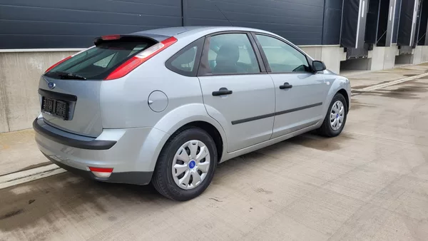 Ford Focus 1,4i 16v - foto 7