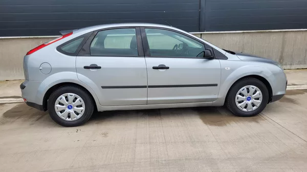 Ford Focus 1,4i 16v - foto 8