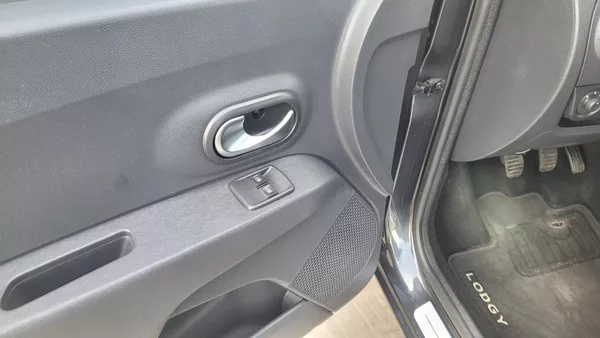 Dacia Lodgy STEPWAY 1,6i 75 KW 7 MÍST - foto 15