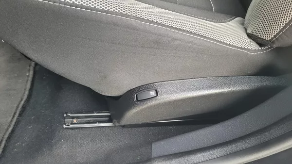 Dacia Lodgy STEPWAY 1,6i 75 KW 7 MÍST - foto 16