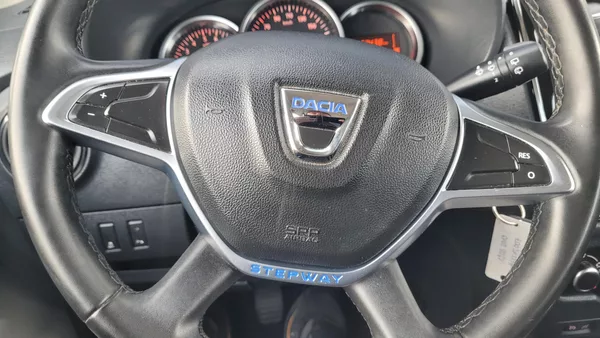 Dacia Lodgy STEPWAY 1,6i 75 KW 7 MÍST - foto 24
