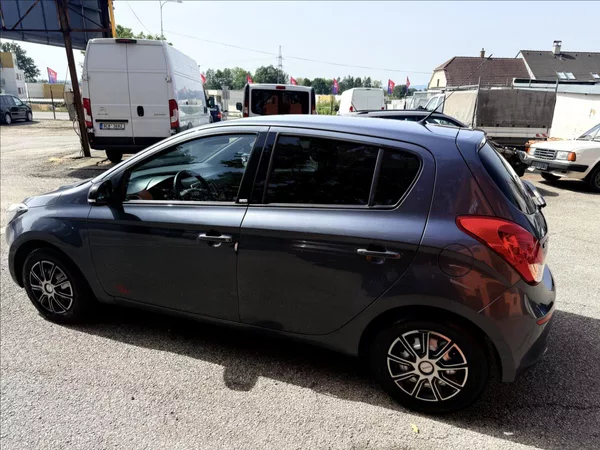 Hyundai i20 1,3 i - foto 8