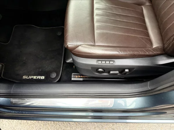 Škoda Superb 2,0 TDi Laurin & Klement - foto 11