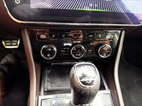 Škoda Superb 2,0 TDi Laurin & Klement - foto 15