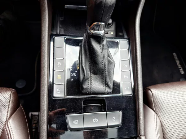 Škoda Superb 2,0 TDi Laurin & Klement - foto 16