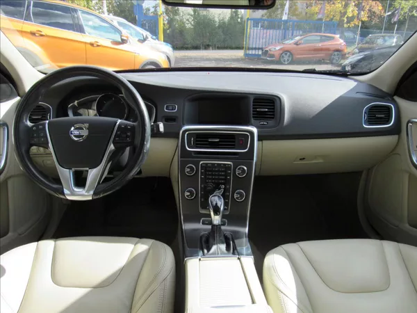 Volvo V60 2,4 D6 AWD Plug-in Hybrid - foto 11